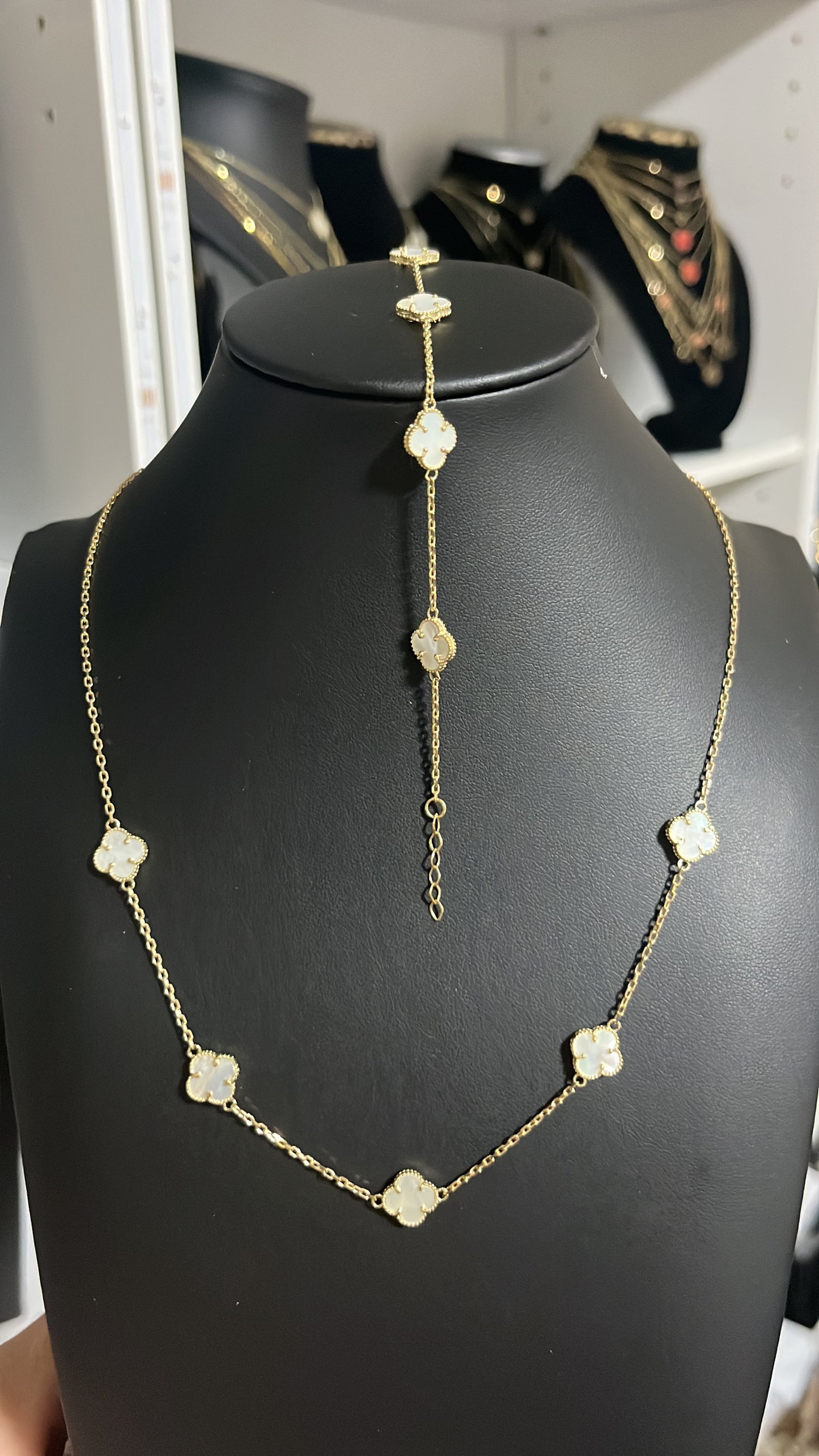 Set of white gold flowers 10k size 18