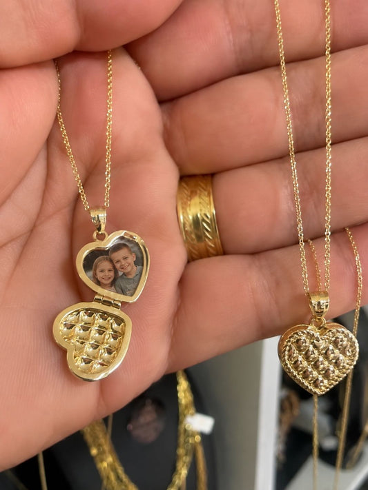 Beautiful 10K Real Solid Gold Chain with Custom Photo Pendant – Size 18. Personalize your jewelry with your favorite photo and create a unique piece full of meaning and elegance. Crafted in genuine solid 10K gold with a luxurious shine, this custom neckla