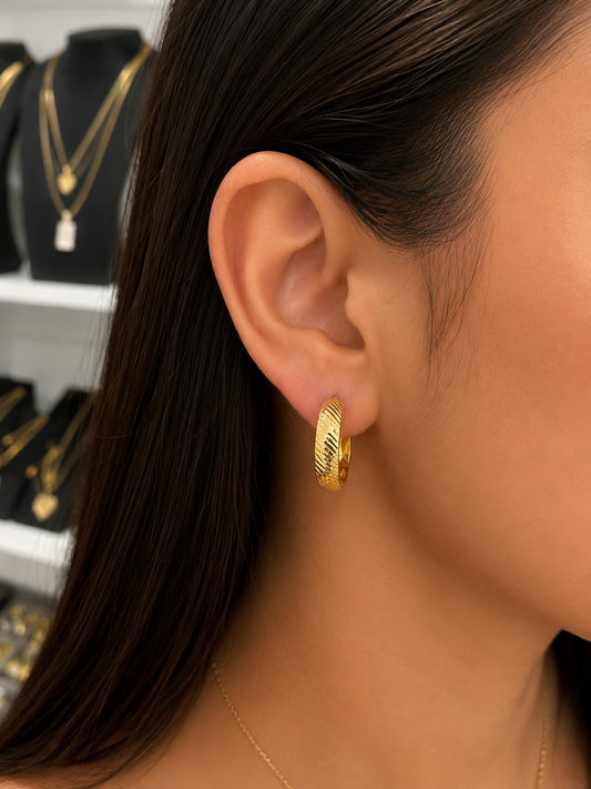 Beautiful 10K real gold hoop earrings for women, designed to add elegance and shine to any look. A timeless and classy style perfect for everyday wear or special occasions.