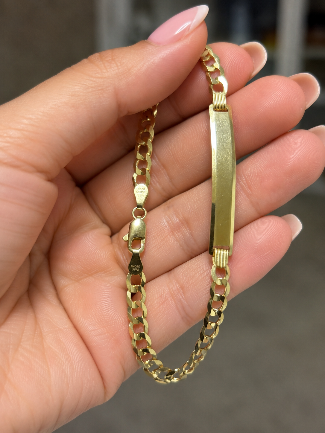 Elegant 10K Real Gold Solid Bracelet for Women – Size 7, 4.7 mm. Crafted with a timeless and sophisticated design, this beautiful bracelet offers a luxurious shine and durable solid gold construction, perfect for everyday wear or special occasions. A clas