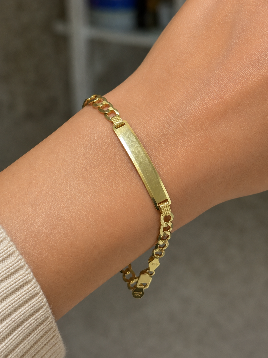 Elegant 10K Real Gold Solid Bracelet for Women – Size 7, 4.7 mm. Crafted with a timeless and sophisticated design, this beautiful bracelet offers a luxurious shine and durable solid gold construction, perfect for everyday wear or special occasions. A clas