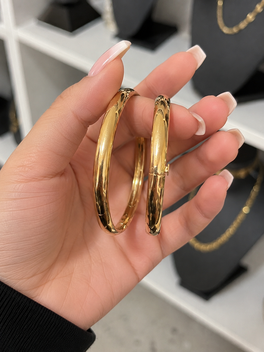 Beautiful real 10K gold bracelet for women, crafted with an elegant and timeless design. This solid bracelet measures 6.5 mm wide and size 7, perfect for everyday wear or special occasions. A luxurious piece that adds shine and sophistication to any outfi