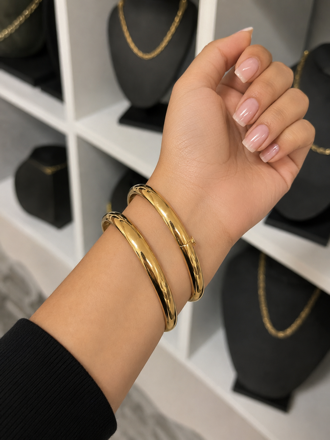 Beautiful real 10K gold bracelet for women, crafted with an elegant and timeless design. This solid bracelet measures 6.5 mm wide and size 7, perfect for everyday wear or special occasions. A luxurious piece that adds shine and sophistication to any outfi